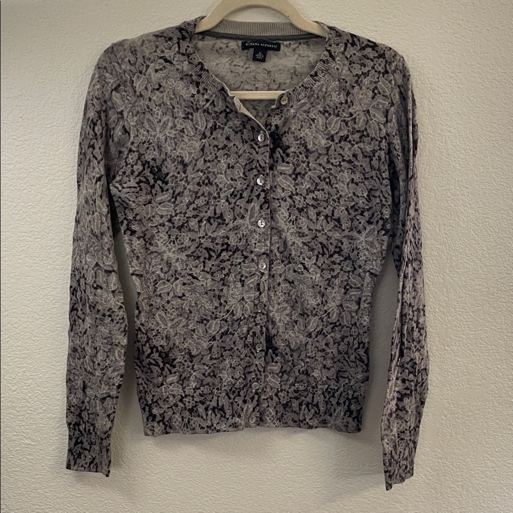 Banana Republic Gray Floral spring Cardigan 100% cotton pearl buttons M 18x24